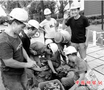 <b>军训结束 杭州高中生把军训服送到工地上</b>