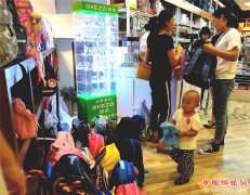 <b>山东郯城：上学时间到   学生书包俏</b>