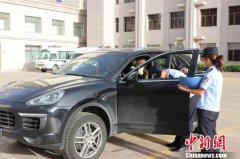 <b>豪车里传出呼救声 内蒙古警方及时出击追凶救人</b>