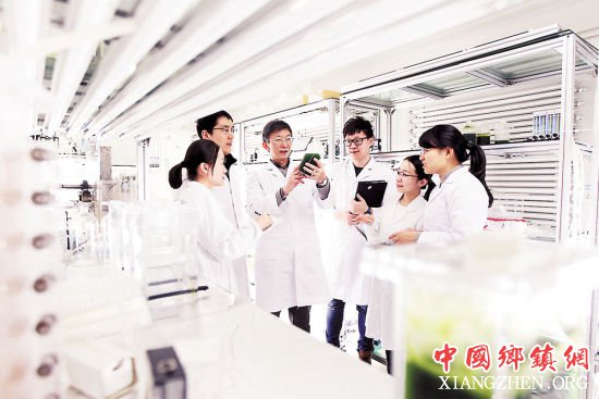 重庆大学“动力工程及工程热物理教师团队”正在实验室进行讨论。记者 卢越 摄