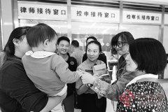 父亲贱卖亲生儿入狱 孤儿寡母获司法救助