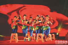 <b>庆祝首届“中国农民丰收节”阆中农民点燃熊熊篝火</b>