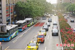 <b>重庆：公交优先道让城市交通早晚高峰提速</b>