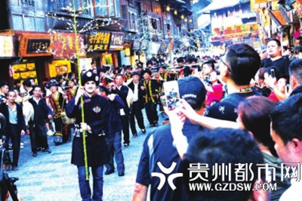 国外游客在西江过苗年。 李雪 摄