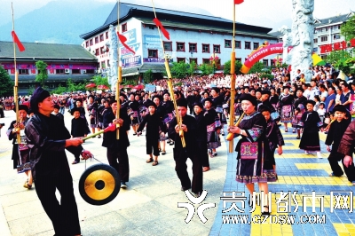 粗犷的苗族芦笙舞。