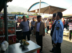 <b>陕西华州区食品药品监督管理局长深入杏林检查节前食品市场</b>