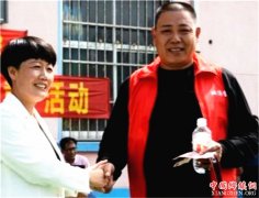 <b>山东：郯城“爱心人”与“残疾儿”过中秋</b>