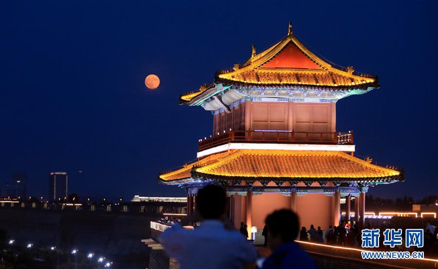 #（社会）（1）流光溢彩照古城