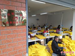 <b>安徽石台：打造扶贫车间“火车头”  引领贫困群众奔小康</b>