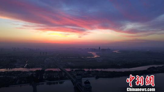 图为扬州秋日朝霞，绚丽壮观。　孟德龙 摄