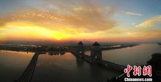 江苏扬州秋日朝霞红满天绚丽如画