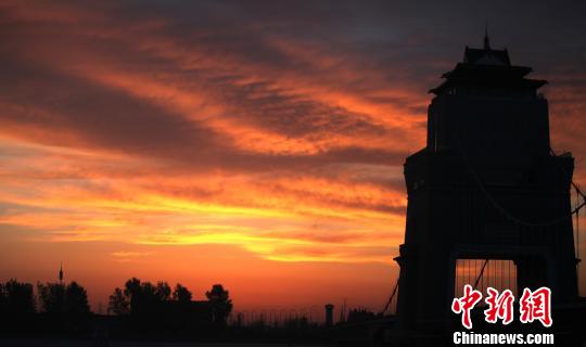 图为满天的云彩似火。　孟德龙 摄