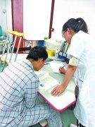 学霸医生病房当“老师” 每天为车祸住院的高中生补课