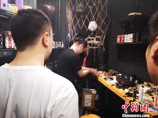 民警对涉毒现场进行检查。上城公安供图