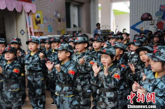 重庆幼儿园萌娃军训初体验：有笑点有成长