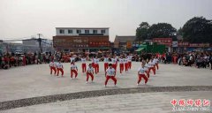 <b>河南：漯河市郾城区孟庙镇举行国庆节广场舞大赛</b>