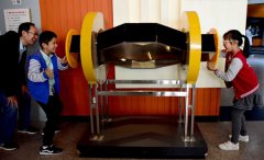 小朋友和家长体验“翻转的镜像”