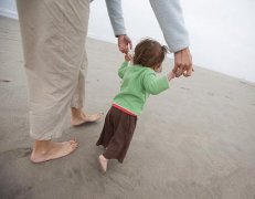 宝宝学走路 轻微八字脚无需太担心