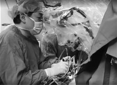 开颅手术做到一半 患者被医生唤醒唱起了歌