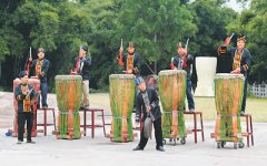 广西灵山县敲响烟墩大鼓 振兴乡村文化
