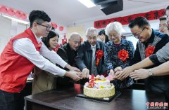 <b>浙江慈溪：耄耋老人共度集体生日迎重阳</b>