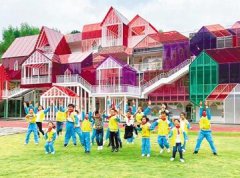 浙江现“最美乡村小学” 多彩小木屋校舍仿佛童话世界