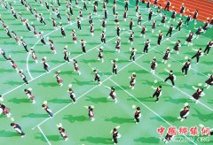 江苏淮安金湖一小学学生表演课间羽球操 场面壮观