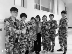 女教师的最美身影 路灯下，蹲地批改试卷