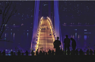 10月29日晚，重庆万州，一些市民在现场等待救援结果。新京报记者 彭子洋 摄