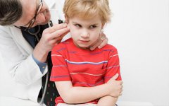 孩子为何老挠耳朵