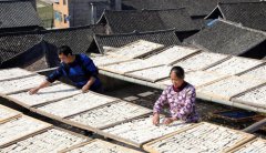 侗寨制作“侗果”忙