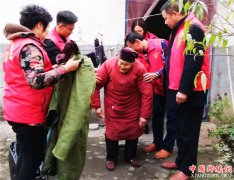 <b>山东郯城：村民志愿队冬暖贫困户</b>