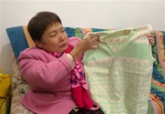 女子用凳当脚半世纪　织两百多件毛衣送亲友