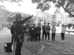 成都大学开“攀树运动课” 女生：很棒，也很新奇