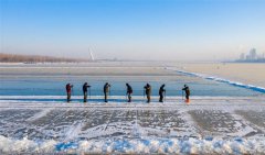 <b>松花江上采冰忙</b>