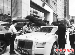 老赖借款200余万后失踪3年 法警半路截停一辆劳斯莱斯