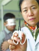 <b>同学“对战”，7岁男孩被剪刀戳伤左眼</b>