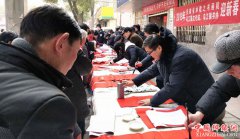 安徽和县乌江镇：书法名家送春联 墨香阵阵年更浓