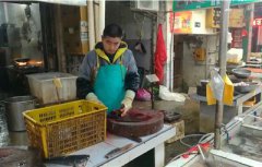 寒假你怎么过？这个大二男生帮父母杀鱼成网红