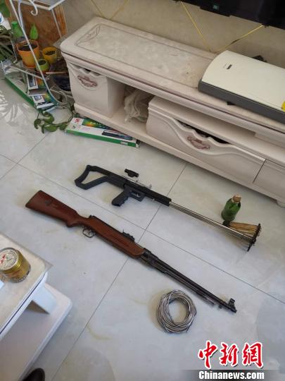 图为办案民警查抄的气动猎枪和组合弩。　曹冰伟 摄