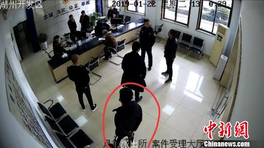 浙江一盗窃案犯罪嫌疑人陪朋友去警局“打酱油”被抓