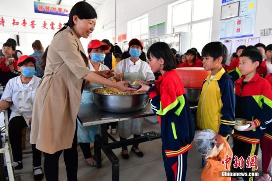 资料图：河北女教师32年坚守偏远小学。中新社记者 翟羽佳 摄