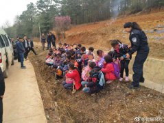 <b>核载6人的车挤了43名小学生 司机涉嫌危险驾驶被处理</b>