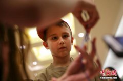 学生旷课率高？美国学校安排专人叫起床 每周抽奖