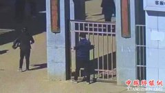 <b>宣威8名农民工讨薪未果，拉横幅堵政府大门</b>