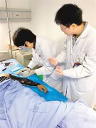 春季毒蛇出没 用嘴吸蛇毒 小心你也中招