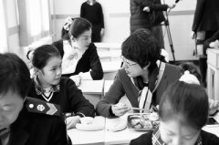 <b>学生餐“吃什么”：幼儿少油少盐 学生荤素搭配</b>