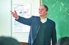 <b>最美教师应做到师德高学问深讲课好育人多</b>