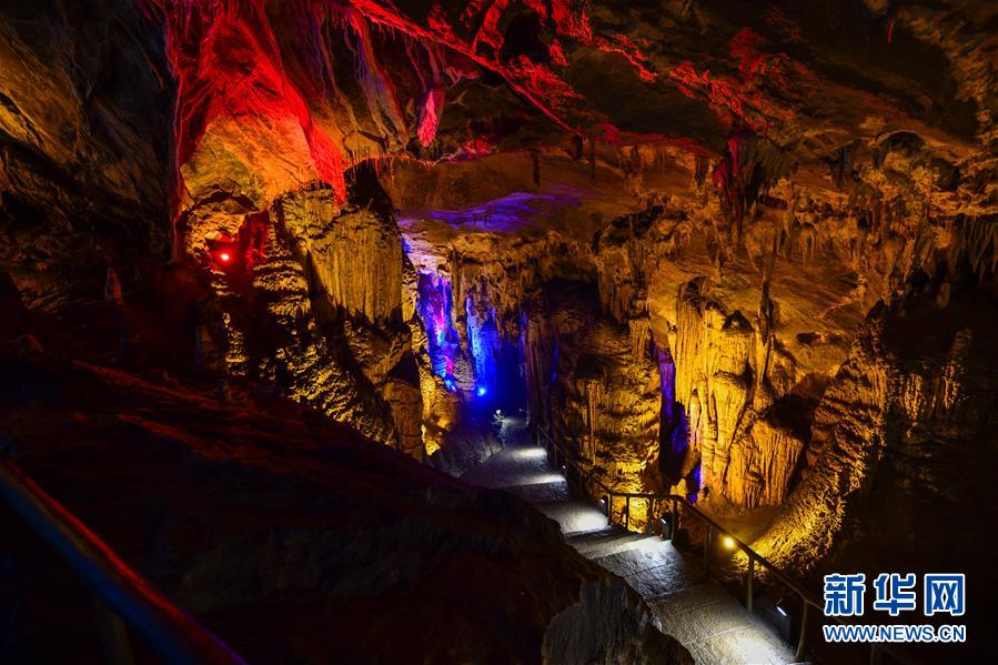 （美丽中国）（10）世界自然遗产重庆芙蓉洞：幻彩夺目的地下风景