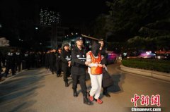 <b>武汉警方三赴上海打掉诈骗团伙刑拘51人犯罪嫌疑人</b>